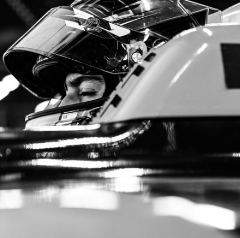 Nico Baptiste. Foto en blanco y negro del piloto colombiano de la F4