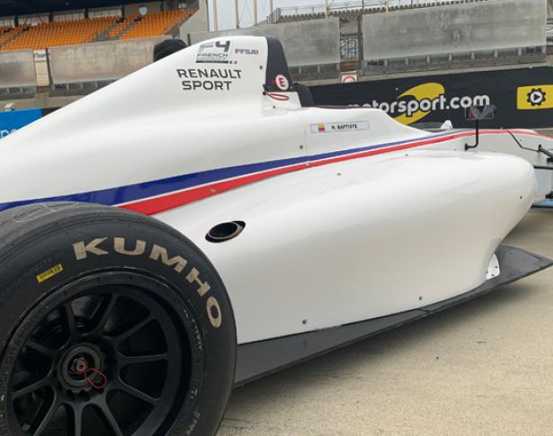 Nico Baptiste en su coche blanco preparado para correr